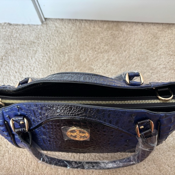 Stauer Crocodile-Embossed Blue Handbag with Wallet - Picture 6 of 13